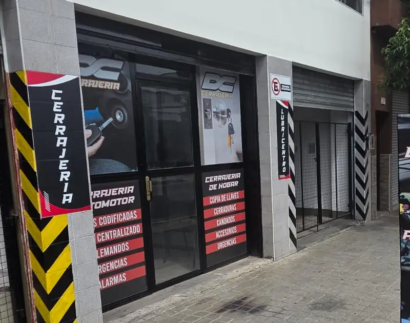 Frente del local de cerrajería de DC Inyección en La Tablada, con vidriera de cerrajería automotor