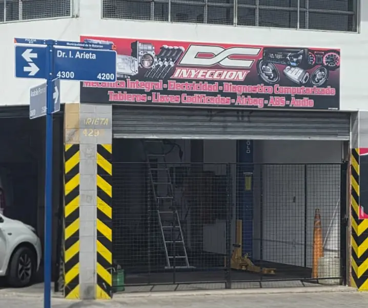 Frente del taller DC Inyección sobre la calle Dr. Ignacio Arieta al 4299, en La Tablada