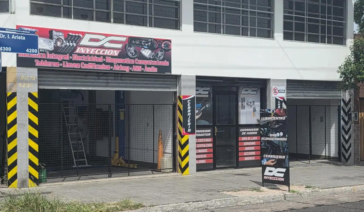 Frente del taller y la cerrajería de DC Inyección en La Tablada
